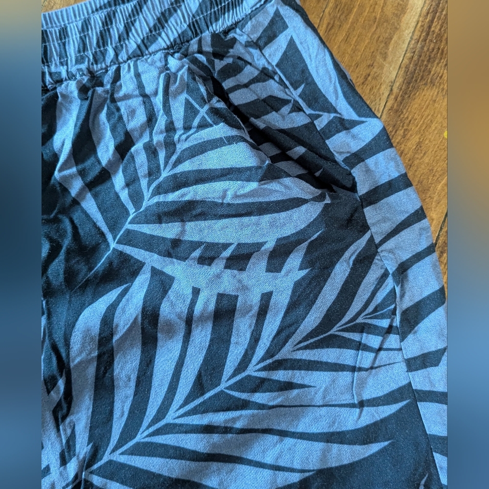 4/$10 ✨ George Blue and Black Patterned Wide Legs Capri Pants - Picture 7 of 7